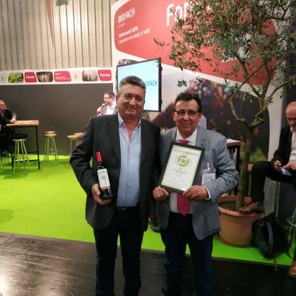 Miguel Turón y Antonio Arta en Biofach posan con el premio