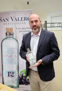 Alberto Arellano, posa con la original botella de Vínica