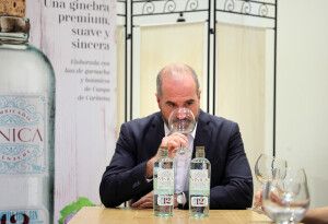 Alberto Arellano oliendo la nueva ginebra