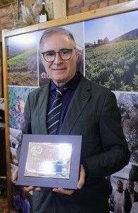 Carmelo Bosque, con su placa que le identifica como Embajador de la trufa de la provincia de Zaragoza. 