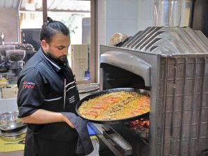 Miguel Galino cocinando un arroz a la brasa