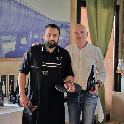 Miguel Galino junto al director técnico de Bodegas El Grillo y la Luna, Alberto Santiago